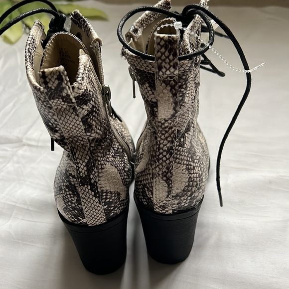 ⭐️ZIGI SOHO Gray Snakeskin Lace-Up Padded Kourtlan Round Toe Block Heel Booties - Picture 4 of 7